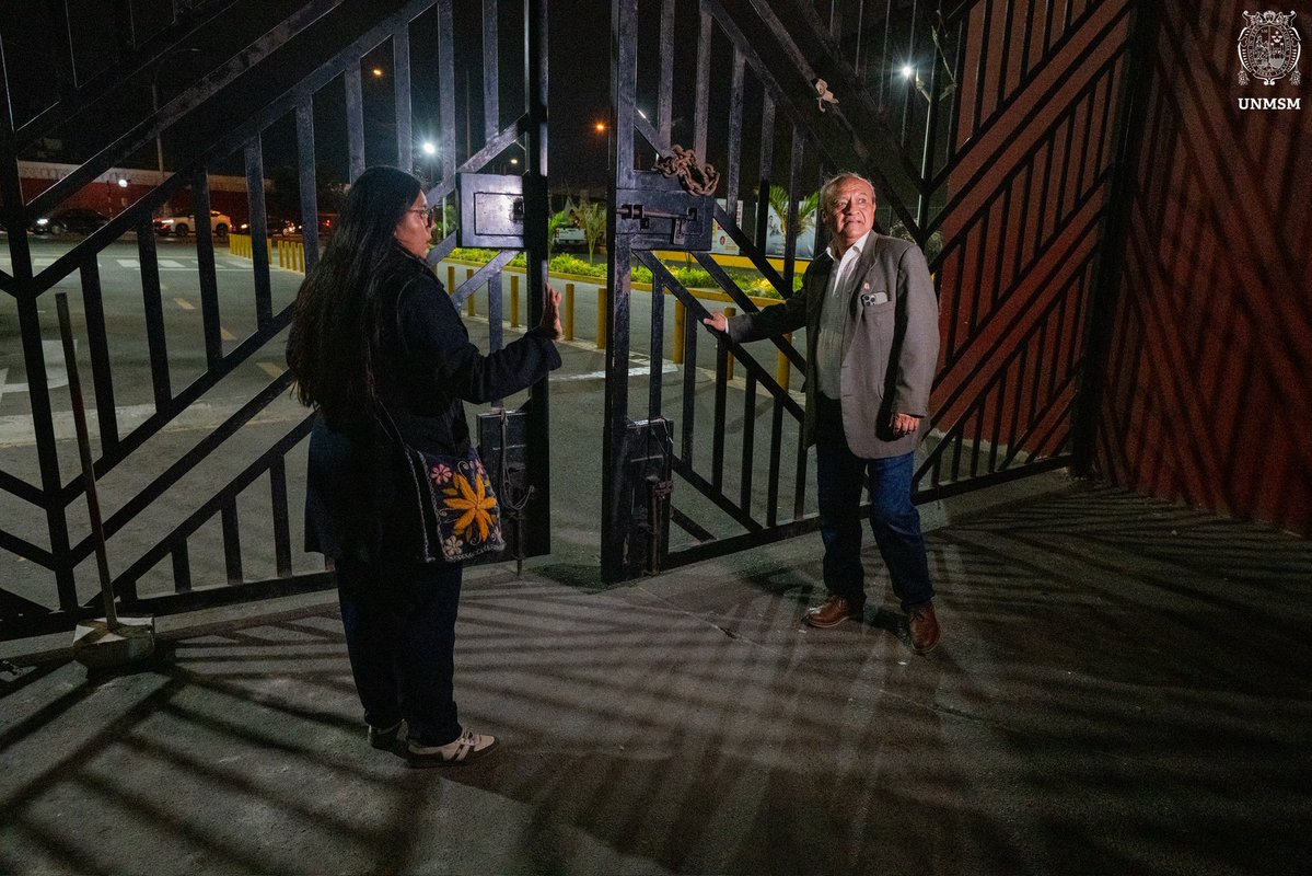 UNMSM_'s tweet photo. La Universidad Nacional Mayor de San Marcos informa que, a las 8:12 p. m., los estudiantes que mantenían la toma de la Ciudad Universitaria realizaron la entrega de la sede a los funcionarios de la Decana de América, luego de 16 días de ocupación.

🤝 Esta medida se concretó en cumplimiento de los acuerdos alcanzados el 26 de mayo durante la mesa de diálogo sostenida entre representantes del Rectorado, la Federación Universitaria de San Marcos y la Defensoría del Pueblo.