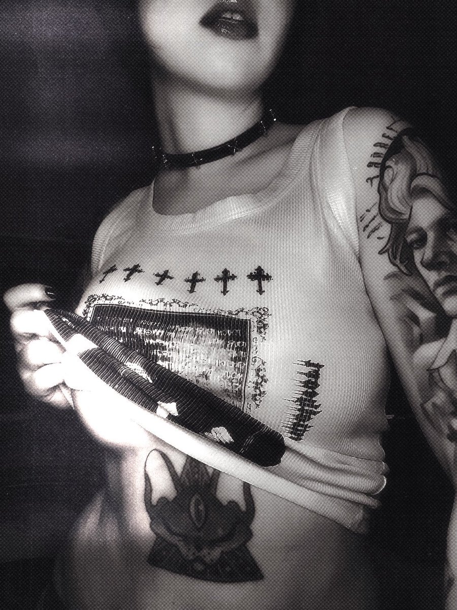 imlacrimosa's tweet photo. я не знаю как найти себе мью в этом блядском приложении, потому, идем с козырей
#нюдсочетверг https://t.co/0RwTRjamlk