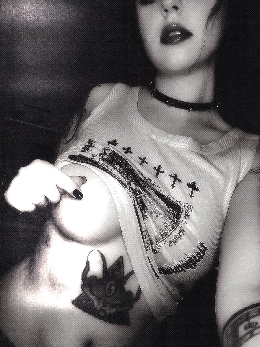 imlacrimosa's tweet photo. я не знаю как найти себе мью в этом блядском приложении, потому, идем с козырей
#нюдсочетверг https://t.co/0RwTRjamlk