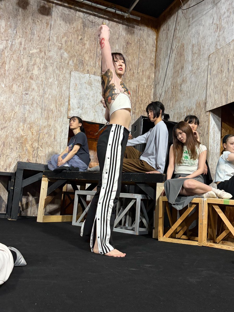 0807_ayakaa's tweet photo. 玲玉は男装の麗人と踊るよ〜！🤭

梅花は相変わらず縄にがんじがらめ、かと思いきや鞭を持ったり🤔🤔

1枚目、後ろにいるせんさくさんが面白い！！笑

 #SMオペラ
↓↓↓ふなはしちけっと🎫 .·
https://t.co/bDrgxDyQw5 https://t.co/n1lBQQptMY