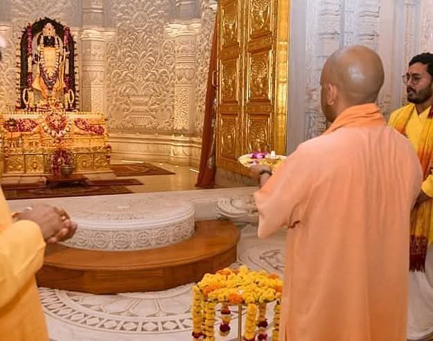 DrMithilesh5's tweet photo. गुरुर्ब्रह्मा गुरुर्विष्णुः गुरुर्देवो महेश्वरः
गुरुः साक्षात्‌ परब्रह्म तस्मै श्री गुरवे नमः
#ॐ_श्री_गुरु_देवाय_नमः
@myogiadityanath https://t.co/xOa5XETQt3