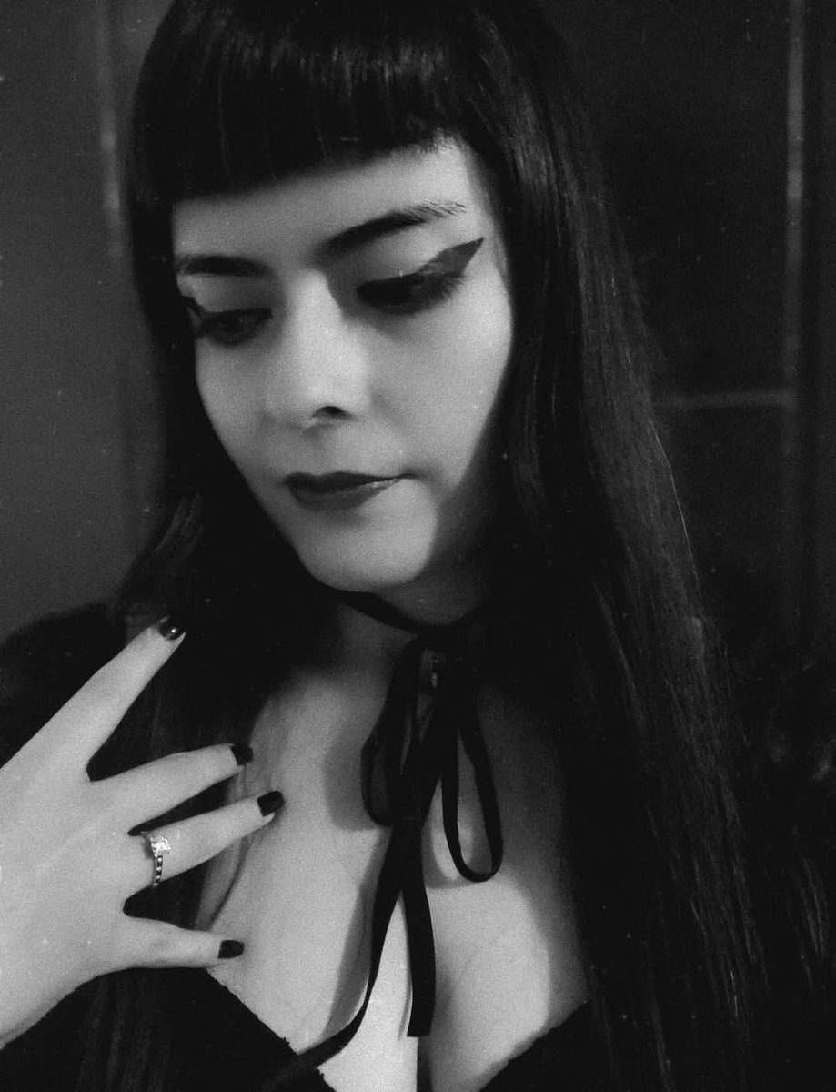 donitadarks's tweet photo. Buenas noches mis queridos nocturnos. 🦇🥀

#contentcreator #dark #darkness #black #rocker #nocturna #goth #gothfan #loveblack #thebest #nocturnal #photo #romance #ゴシック #night #noche https://t.co/VOE6n9hGjy