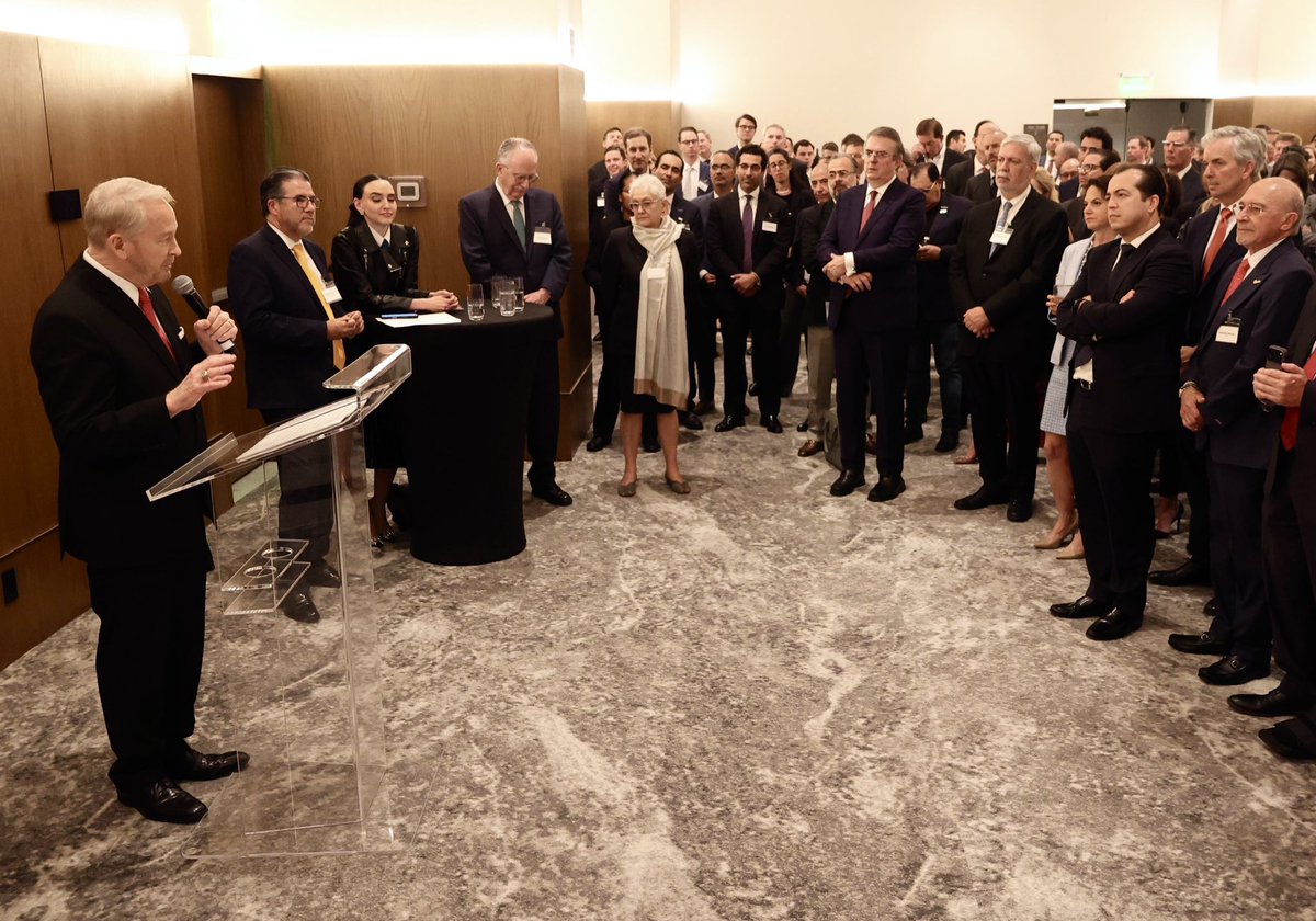 Embajador Ronald Johnson tweet media
