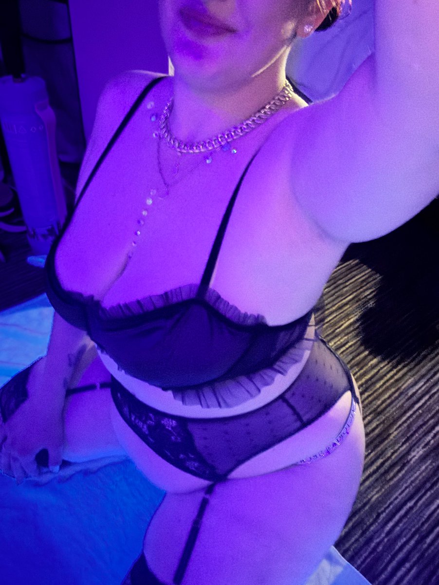 SweetSwede05's tweet photo. Soft lighting 💙✨💜jewelry 📿and VS Lace😌😘
https://t.co/S340kLApJA https://t.co/fhcfl3G8CG