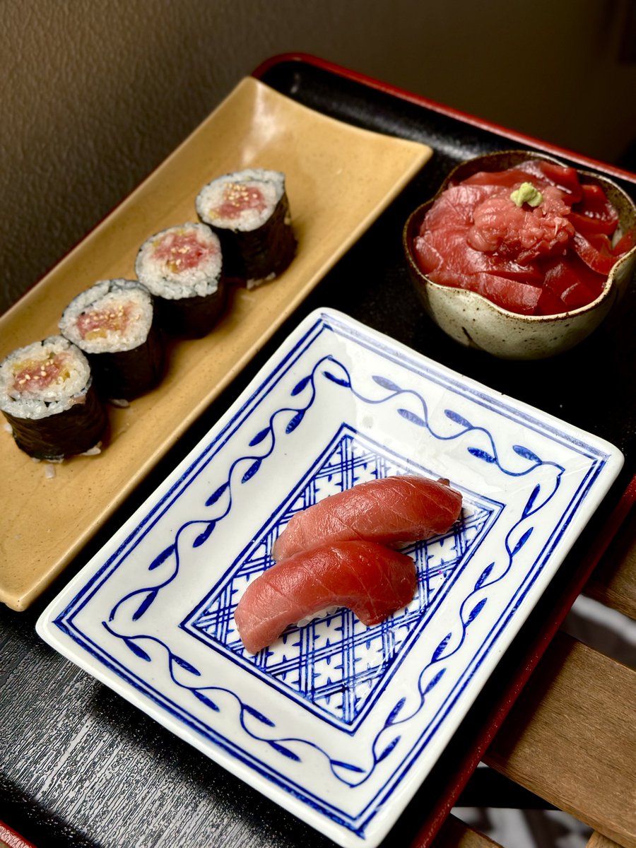 Nissy_1211's tweet photo. 2人前1000円でお釣りが来る最強コスパランチ🍣

生本鮪の中トロ握り、トロたく巻、トロ鉄火小丼。
写真の他に中トロ＋三貫、鮭のカマ塩焼き、あら汁付いて1,000円いかないくらい。

やっぱ自炊が一番だな https://t.co/9F1IMhb7Ml