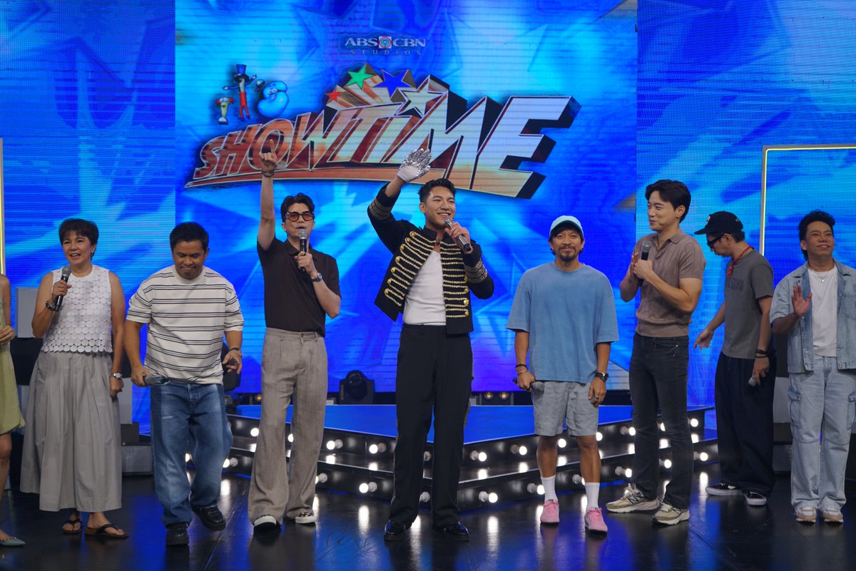 gmanetwork's tweet photo. Belated happy birthday, #DarrenEspanto! ✨ 

#TayoSaShowtime
For more #ItsShowtime content, visit:
https://t.co/pNccllRyFz https://t.co/Gp1fwDURUv