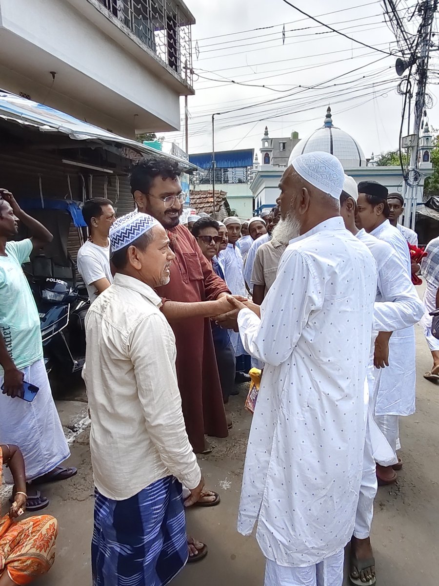 MayukhDuke's tweet photo. May every corner of society be free from fear,
And this celebration shine bright and joyful.

Wishing everyone a very happy Eid-ul-Adha 🌙 https://t.co/zs83eYpAnU