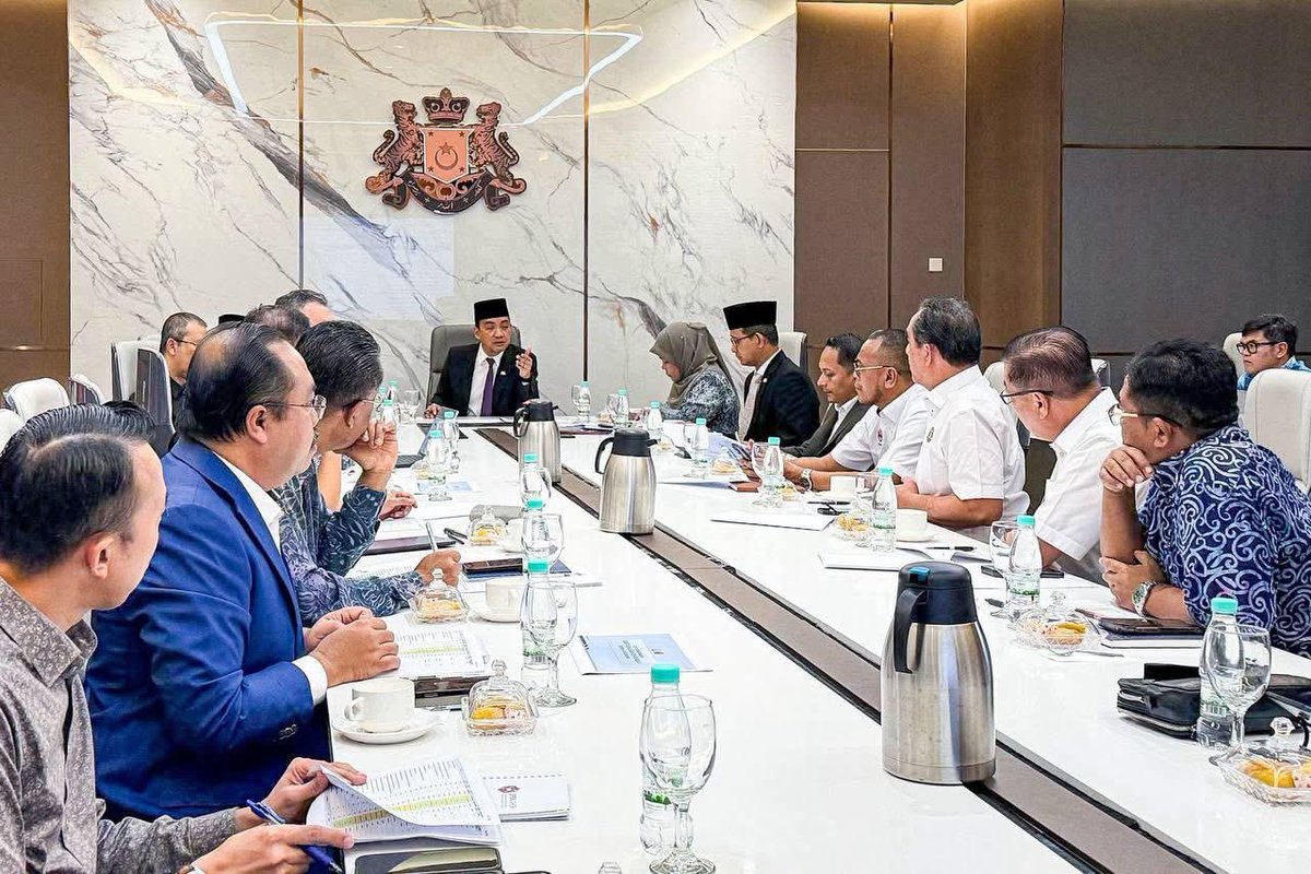 onnhafiz's tweet photo. Syukur Alhamdulillah, saya telah mempengerusikan Mesyuarat Penyelarasan Bantuan Kasih Johor (BKJ) Fasa Keempat bagi meneliti dan menambah baik proses penyerahan bantuan kepada penerima, khususnya bagi kategori yang melibatkan jumlah penerima yang besar seperti warga emas dan suri rumah.

Kerajaan Negeri mengambil maklum setiap pandangan dan maklum balas yang diberikan. Sehubungan itu, beberapa langkah penambahbaikan akan dilaksanakan segera bagi memastikan bantuan ini dapat disampaikan dengan lebih teratur, mudah dan selesa kepada penerima. Antaranya termasuklah:
1. Tempoh penyerahan BKJ dilanjutkan sehingga 28 Jun 2026 bagi memberi lebih ruang dan masa kepada penerima;
2. Jumlah kaunter juga akan ditambah mengikut nisbah penerima di setiap lokasi. Bagi lokasi yang melibatkan lebih 3,000 penerima, sekurang-sukarangnya 35 kaunter semakan dan 35 kaunter bayaran akan disediakan. Manakala bagi lokasi yang melibatkan 2,000 penerima ke bawah, sekurang-kurangnya 10 kaunter semakan dan 10 kaunter bayaran akan disediakan. Kaunter aduan/pertanyaan juga akan disediakan;
3. Tempoh operasi turut akan dilanjutkan sehingga 12 jam, khususnya bagi daerah Johor Bahru, bagi mengurangkan kesesakan serta memberi lebih keselesaan kepada penerima, terutamanya warga emas;
4. Ruang menunggu juga akan disediakan di lokasi yang mempunyai jumlah penerima tinggi supaya penerima dapat menunggu dengan lebih selesa sebelum proses semakan dibuat;
5. Bagi memudahkan proses semakan dan bayaran, penerima hanya perlu membawa kad pengenalan untuk tujuan semakan sebelum bayaran dibuat;
6. Wakil waris terdekat dibenarkan untuk mengambil bantuan bagi pihak penerima yang tidak berupaya hadir. Sekiranya tiada waris, pihak Kerajaan Negeri akan turun ke rumah penerima yang layak untuk menyerahkan bantuan tersebut;
7. Southern Volunteers akan digerakkan bagi membantu warga emas atau OKU yang hadir;
8. Permohonan rayuan akan dibuka bermula 1 Julai 2026 bagi memberi peluang kepada mereka yang layak tetapi belum tersenarai untuk membuat semakan dan permohonan semula.

Saya sedar dan insaf bahawa setiap bantuan yang disampaikan membawa harapan kepada penerima, khususnya mereka yang benar-benar memerlukan. Insya-Allah, Kerajaan Negeri akan terus memperbaiki dan menambah baik proses pelaksanaan dari semasa ke semasa. Semoga usaha penambahbaikan ini dapat melancarkan lagi proses penyerahan BKJ agar manfaatnya benar-benar sampai kepada Bangsa Johor.

Allah Peliharakan Sultan
Allah Berkati Johor
Kepada Allah Kita Berserah

#BangsaJohor #MajuJohor #JohorBersih #JohorSelamat #XtifJohor