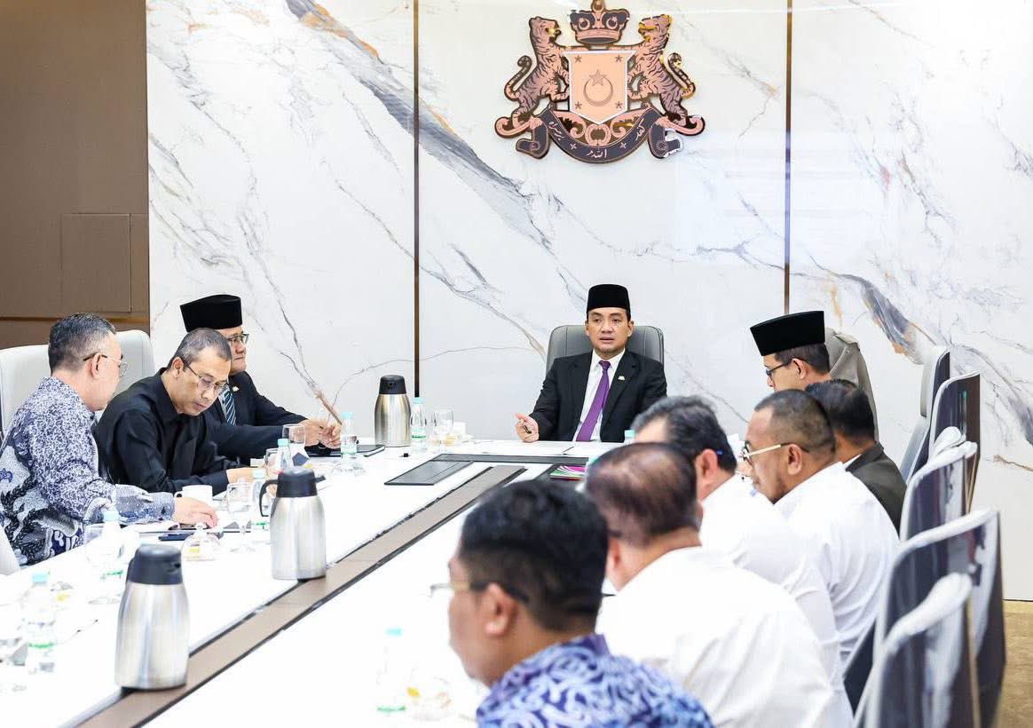 onnhafiz's tweet photo. Syukur Alhamdulillah, saya telah mempengerusikan Mesyuarat Penyelarasan Bantuan Kasih Johor (BKJ) Fasa Keempat bagi meneliti dan menambah baik proses penyerahan bantuan kepada penerima, khususnya bagi kategori yang melibatkan jumlah penerima yang besar seperti warga emas dan suri rumah.

Kerajaan Negeri mengambil maklum setiap pandangan dan maklum balas yang diberikan. Sehubungan itu, beberapa langkah penambahbaikan akan dilaksanakan segera bagi memastikan bantuan ini dapat disampaikan dengan lebih teratur, mudah dan selesa kepada penerima. Antaranya termasuklah:
1. Tempoh penyerahan BKJ dilanjutkan sehingga 28 Jun 2026 bagi memberi lebih ruang dan masa kepada penerima;
2. Jumlah kaunter juga akan ditambah mengikut nisbah penerima di setiap lokasi. Bagi lokasi yang melibatkan lebih 3,000 penerima, sekurang-sukarangnya 35 kaunter semakan dan 35 kaunter bayaran akan disediakan. Manakala bagi lokasi yang melibatkan 2,000 penerima ke bawah, sekurang-kurangnya 10 kaunter semakan dan 10 kaunter bayaran akan disediakan. Kaunter aduan/pertanyaan juga akan disediakan;
3. Tempoh operasi turut akan dilanjutkan sehingga 12 jam, khususnya bagi daerah Johor Bahru, bagi mengurangkan kesesakan serta memberi lebih keselesaan kepada penerima, terutamanya warga emas;
4. Ruang menunggu juga akan disediakan di lokasi yang mempunyai jumlah penerima tinggi supaya penerima dapat menunggu dengan lebih selesa sebelum proses semakan dibuat;
5. Bagi memudahkan proses semakan dan bayaran, penerima hanya perlu membawa kad pengenalan untuk tujuan semakan sebelum bayaran dibuat;
6. Wakil waris terdekat dibenarkan untuk mengambil bantuan bagi pihak penerima yang tidak berupaya hadir. Sekiranya tiada waris, pihak Kerajaan Negeri akan turun ke rumah penerima yang layak untuk menyerahkan bantuan tersebut;
7. Southern Volunteers akan digerakkan bagi membantu warga emas atau OKU yang hadir;
8. Permohonan rayuan akan dibuka bermula 1 Julai 2026 bagi memberi peluang kepada mereka yang layak tetapi belum tersenarai untuk membuat semakan dan permohonan semula.

Saya sedar dan insaf bahawa setiap bantuan yang disampaikan membawa harapan kepada penerima, khususnya mereka yang benar-benar memerlukan. Insya-Allah, Kerajaan Negeri akan terus memperbaiki dan menambah baik proses pelaksanaan dari semasa ke semasa. Semoga usaha penambahbaikan ini dapat melancarkan lagi proses penyerahan BKJ agar manfaatnya benar-benar sampai kepada Bangsa Johor.

Allah Peliharakan Sultan
Allah Berkati Johor
Kepada Allah Kita Berserah

#BangsaJohor #MajuJohor #JohorBersih #JohorSelamat #XtifJohor