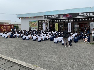Ikoma_kami_j2's tweet photo. 🪕上中学校🫕
５月２８日(木)    修学旅行2日目②
上中学校３年生は、むら咲むらでの体験活動を終えて、昼食でタコライスをいただき、午後からのマリン体験場所に向かっています。雨はやんでいます。 https://t.co/UOkFKpKjsJ