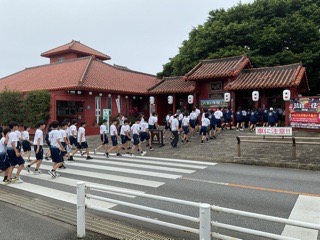 Ikoma_kami_j2's tweet photo. 🪕上中学校🫕
５月２８日(木)    修学旅行2日目②
上中学校３年生は、むら咲むらでの体験活動を終えて、昼食でタコライスをいただき、午後からのマリン体験場所に向かっています。雨はやんでいます。 https://t.co/UOkFKpKjsJ