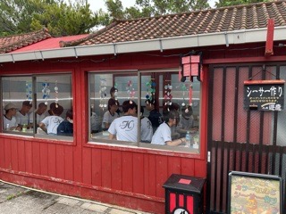 Ikoma_kami_j2's tweet photo. 🪕上中学校🫕
５月２８日(木)    修学旅行2日目②
上中学校３年生は、むら咲むらでの体験活動を終えて、昼食でタコライスをいただき、午後からのマリン体験場所に向かっています。雨はやんでいます。 https://t.co/UOkFKpKjsJ