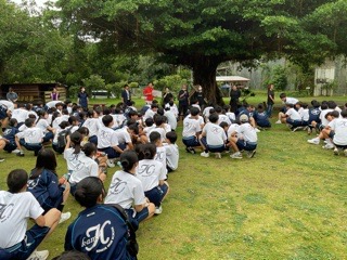 Ikoma_kami_j2's tweet photo. 🪕上中学校🫕
５月２８日(木)    修学旅行2日目②
上中学校３年生は、むら咲むらでの体験活動を終えて、昼食でタコライスをいただき、午後からのマリン体験場所に向かっています。雨はやんでいます。 https://t.co/UOkFKpKjsJ