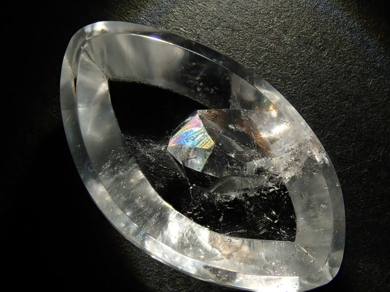 水晶という封じられた七色の結晶が幻の秘宝のよう。大切に守られた結晶