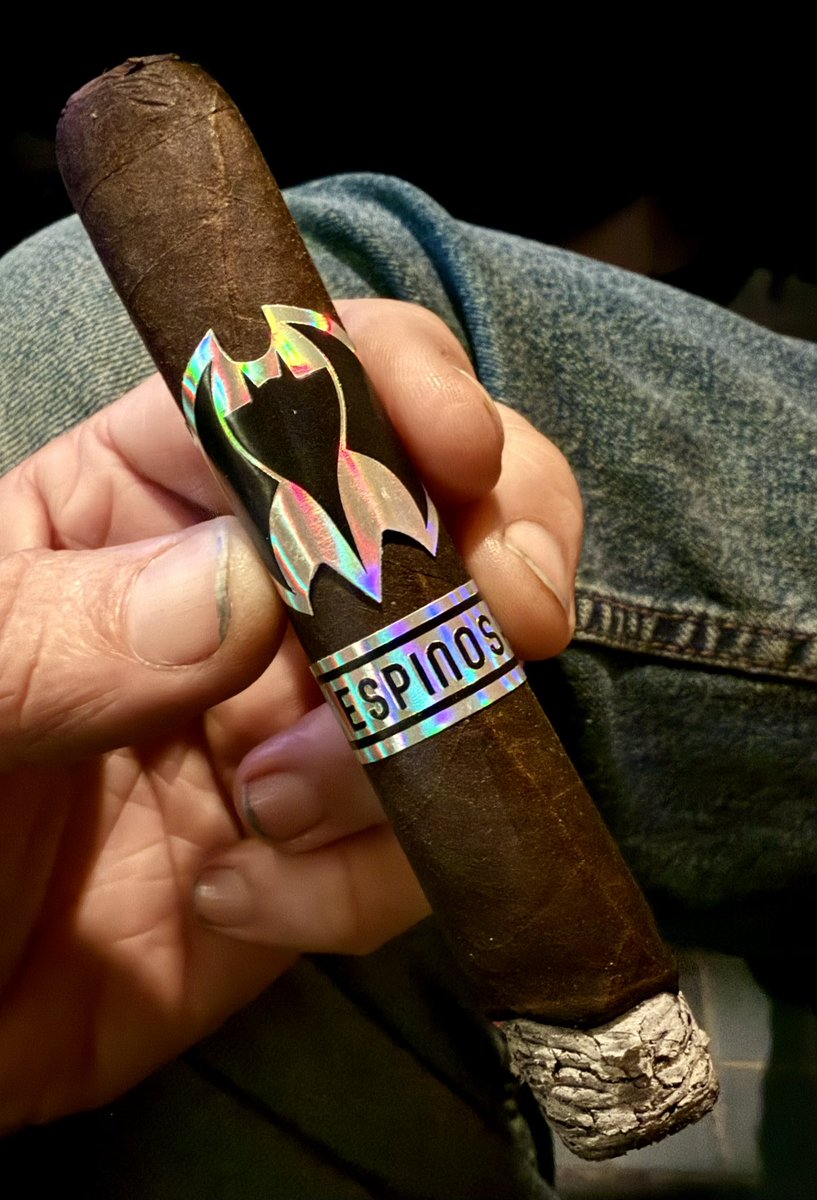 guerella77's tweet photo. Forrest Vess is smoking Murcielago. Rated with thumbs up! https://t.co/RqeygzyVJl https://t.co/ZSZoxwnLpU