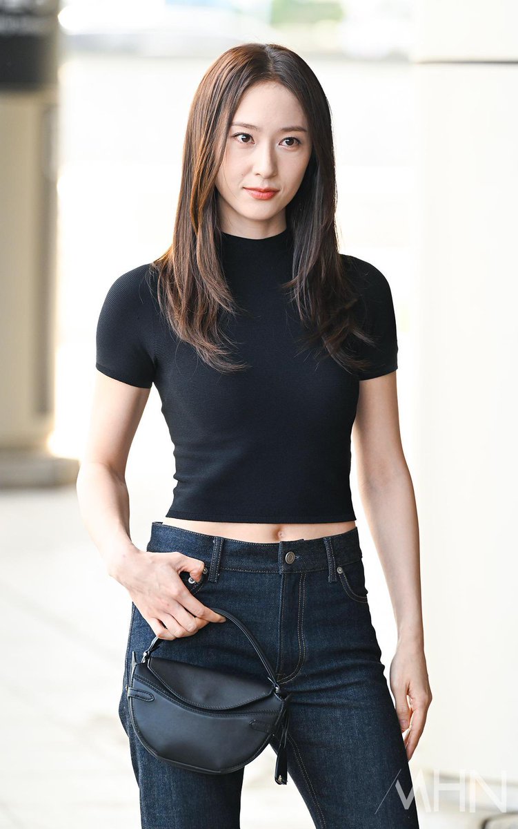 krystclass's tweet photo. Krystal today at Gimpo Airport heading to Beijing, China

#KRYSTAL #크리스탈 #정수정 https://t.co/MdzCgUm4Sp