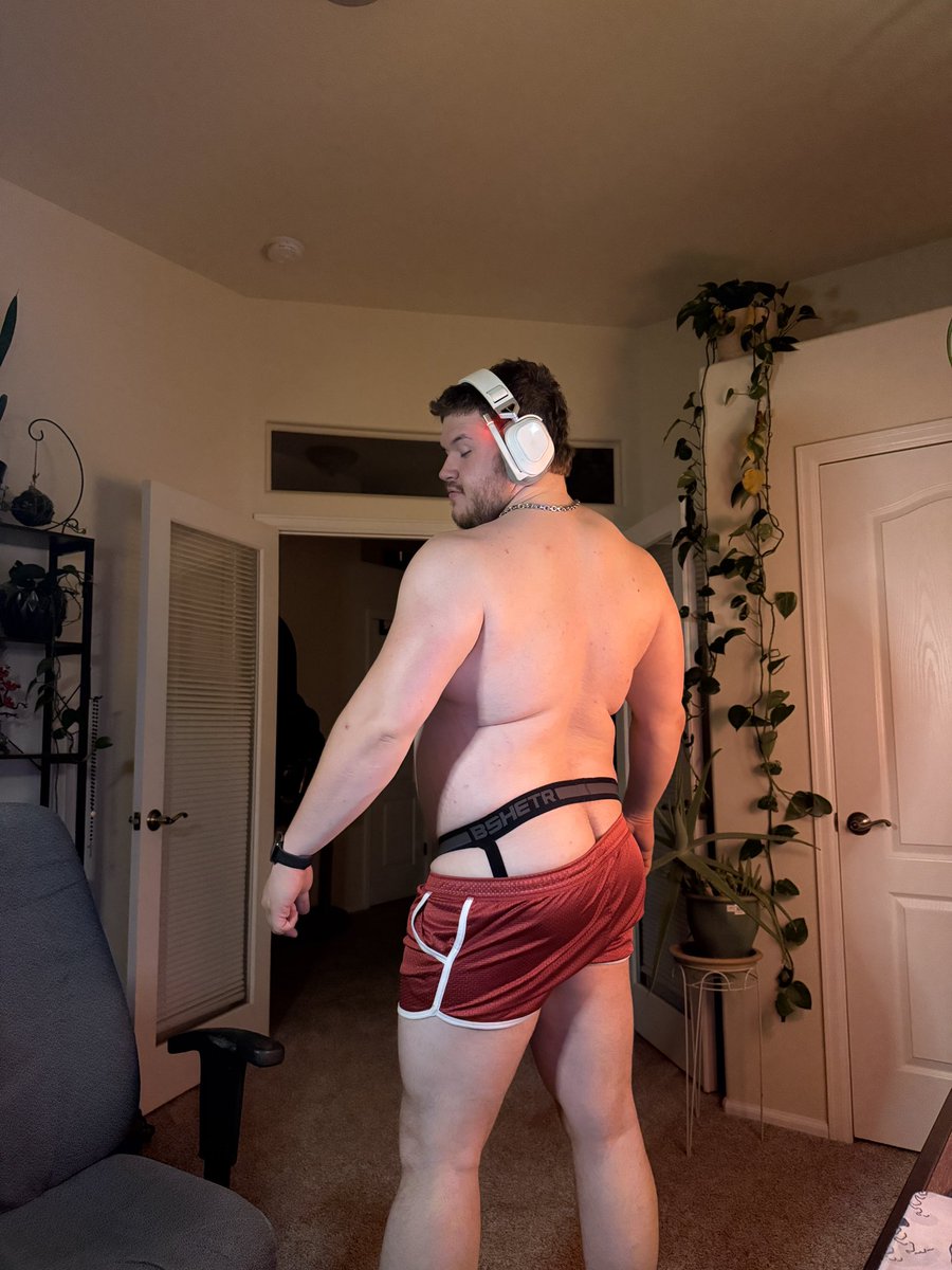 groggy_grizzly's tweet photo. Gaming in the big boy uniform https://t.co/p7JdLwPE20