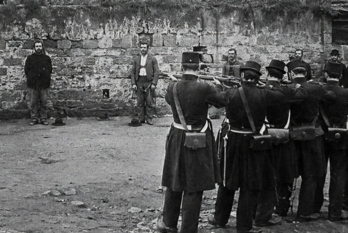 RedPlaneta2's tweet photo. #TalDíaComoHoy de 1871 el gobierno de Versalles acabó con la Comuna de París, desencadenando una ola de represión y fusilamientos que dejó  entre 20.000 y 30.000 muertos.

La Comuna no nació de la nada: fue producto de la guerra franco-prusiana, de la derrota del Segundo Imperio y del derrumbe del viejo orden burgués. Mientras Francia se descomponía bajo el peso de la guerra, los obreros, artesanos y sectores populares de París supieron leer con claridad el momento histórico. El proletariado vio la posibilidad de tomar en sus manos el poder y abrir camino a una nueva forma de gobierno de los trabajadores.

El 18 de marzo de 1871, el intento del gobierno de Thiers de arrebatar los cañones a la Guardia Nacional desencadenó la insurrección. La capital se alzó contra el gobierno de Versalles y, el 28 de marzo, proclamó la Comuna de París, el primer ensayo histórico de dictadura del proletariado.

Tanto la burguesía francesa como la Prusia de Bismarck comprendieron pronto la magnitud del peligro: la Comuna no era solo una rebelión parisina, sino la amenaza más temible para todo el orden capitalista europeo. Por eso Versalles se lanzó a aplastarla con una ferocidad implacable, y Prusia dejó vía libre para que el ejército versaillés completara la masacre.

La represión fue salvaje. Barrio por barrio, calle por calle, los comuneros resistieron hasta el final. Durante la Semana Sangrienta, París se convirtió en un campo de exterminio de clase: ejecuciones sumarias, fusilamientos masivos, mujeres, obreros y militantes barridos por el odio de la contrarrevolución. Entre 20.000 y 30.000 comuneros fueron asesinados —las cifras exactas siguen siendo discutidas— y miles más fueron encarcelados, deportados o condenados al exilio.

Pero aunque la Comuna fue derrotada militarmente, su ejemplo no murió. Su ejemplo iluminó para siempre la historia del movimiento obrero: demostró que la clase trabajadora puede gobernar, que el poder burgués tiembla ante la autoorganización popular y que la revolución proletaria, incluso aplastada en sangre, sirve de ejemplo para las generaciones venideras.

“La París obrera, con su Comuna, será celebrada por siempre como la gloriosa precursora de una nueva sociedad. Sus mártires están consagrados en el gran corazón de la clase trabajadora. A sus exterminadores, la historia ya los ha clavado en ese eterno patíbulo del que no los salvarán las oraciones de sus sacerdotes.”
— Marx, K. (1871). La guerra civil en Francia.