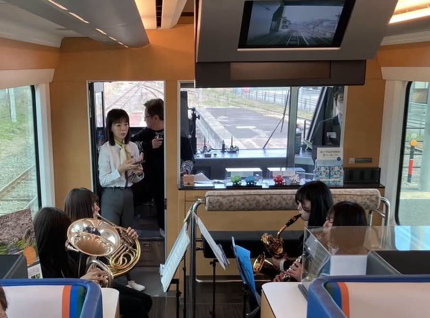 UoAWindEnsemble's tweet photo. 投稿が遅くなってしまいましたが、4月15日に観光列車「SATONO」に乗車し、なんと車内演奏を行いました！
台湾から日本へ旅行に来られたお客様にも演奏をお聴きいただき、音楽を通して温かいひとときをお届けすることができました✨
このような貴重な機会をいただき、ありがとうございました！ https://t.co/fuWn3e40Fm