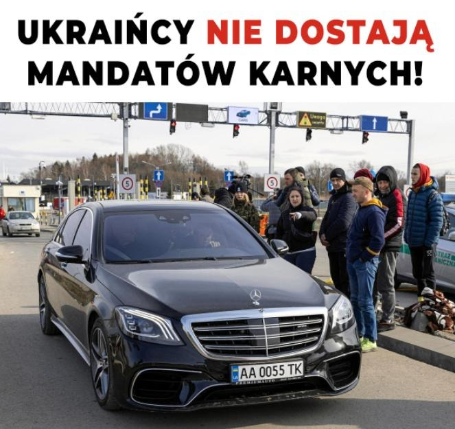 PUsiadek's tweet photo. 🚗 120 tysięcy wykroczeń drogowych. 3443 mandaty. Imigranci, zwłaszcza z Ukrainy wiedzą, że są w Polsce bezkarni❗

Dane Głównego Inspektoratu Transportu Drogowego są druzgocące. W 2025 roku fotoradary zarejestrowały ponad 120 tysięcy wykroczeń popełnionych przez kierowców aut spoza Unii Europejskiej (w zdecydowanej większości z Ukrainy). Nałożono 3443 mandaty. Ściągalność: 2,5 procent.

Skąd taka przepaść? Polska nie ma umów międzynarodowych pozwalających na identyfikację właścicieli aut z Ukrainy na podstawie tablicy rejestracyjnej z fotoradaru. Bez znajomości właściciela nie ma postępowania. Bez postępowania nie ma mandatu.

Kierowcy z Ukrainy popełnili w 2025 roku 77,2 tysiąca wykroczeń drogowych. Otrzymali 2500 mandatów — tylko w przypadku bezpośredniej kontroli na drodze. Reszta przeszła bezkarnie.

Rozwiązanie jest proste i tanie. Kamery na granicach zewnętrznych wystarczy podłączyć do systemu CANARD. Zdjęcie wjeżdżającego auta, weryfikacja bazy — jeśli jest nieopłacony mandat, kierowca nie wjeżdża. Czechy już to zrobiły. Polska mogłaby zrobić to samo.

Projekt ustawy homologacyjnej — który wymusiłby rejestrację aut ze Wschodu w polskim systemie po roku — miał trafić do Sejmu w pierwszym kwartale 2026 roku. Nie trafił. Ministerstwo Infrastruktury tłumaczy: "trwają uzgodnienia międzyresortowe."

Polska zaostrzyła właśnie przepisy drogowe. Wyższe mandaty, konfiskata aut, więzienie za brawurę. Polacy płacą coraz więcej i coraz szybciej. Kierowcy z Ukrainy jeżdżą bez konsekwencji.⁩