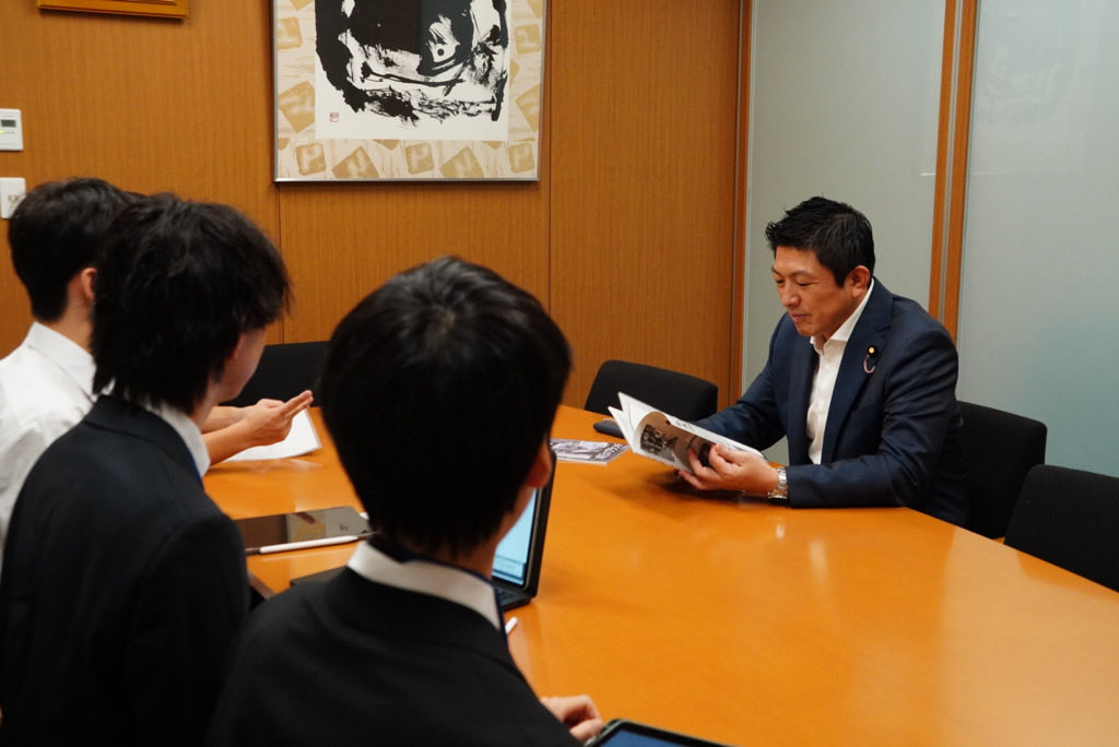 jinkamiya's tweet photo. 東大で学内雑誌を作っている東大生たちが、先日の講演会中止の件で取材に来てくれました。

中止を促した側にも取材するそうですから、両論併記でフラットに書いて下さいと伝えておきました😅 https://t.co/SNodUY7d3K