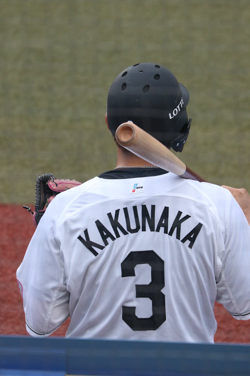 wacci19890705's tweet photo. なんで後攻なのにヘルメット被ってるのかなと思ったら色々やってた😂 #chibalotte #角中勝也 https://t.co/H9hIAG763u