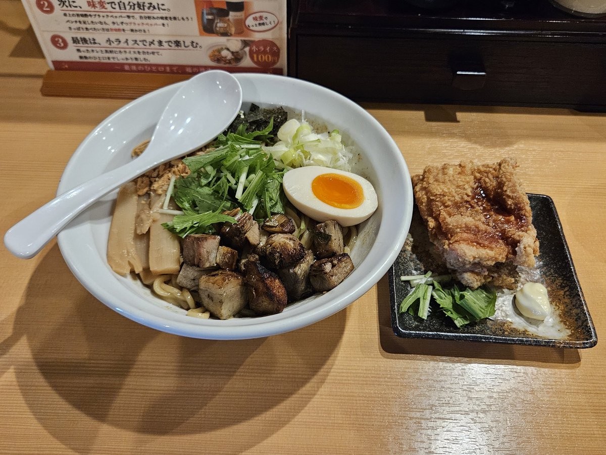 nely8800's tweet photo. 福井に来て2杯目のラーメン🍜
最近まぜそばよく食べてるんで、博物館の帰り道に見つけた美味しそうなラーメン屋にぶらり。

サイコロステーキみたいなお肉が美味しかったです!!
唐揚げもちょうど良い大きさ😋 https://t.co/8Mr79H3nhU