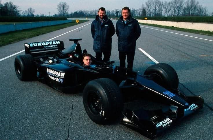 UnracedF1's tweet photo. Goodmorning everyone🙋‍♂️🏁

Paul Stoddart, Giancarlo Minardi and a young Fernando Alonso at Vairano in 2001. #F1 #RetroF1 https://t.co/H20gQNH5TJ