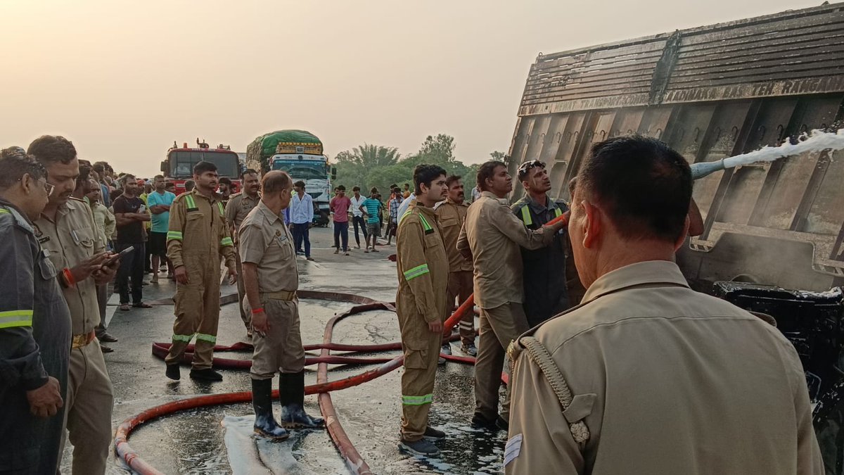 PrimeNewsInd's tweet photo. गोरखपुर

गोरखपुर के रामगढ़ताल क्षेत्र में कुशीनगर-लखनऊ फोरलेन पर दो ट्रकों की भीषण टक्कर के बाद आग लग गई। हादसा इतना भयावह था कि एक ट्रक धू-धू कर जल उठा और उसमें सवार दो लोगों की जिंदा जलकर मौत हो गई। मौके पर पहुंची पुलिस और दमकल विभाग ने कड़ी मशक्कत के बाद आग पर काबू पाया। 

#Gorakhpur #RoadAccident #FireAccident #UPNews #BreakingNews #Primenews #Primenewsnetwork  @PrimeNewsInd