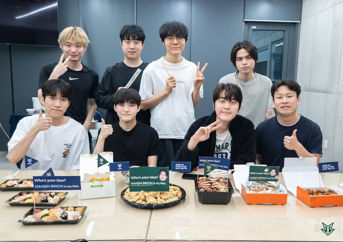 Brionesports's tweet photo. Who's your bias?
ㄴHANJIN BRION is my bias! ​💗

(주)한진에서 늦은 시간까지 연습 중인 선수단을 위해 깜짝 야식 선물을 보내주셨습니다!

선수들이 가장 좋아하는 메뉴로만 세심하게 골라 보내주신 것을 보니 아무래도 한진의 bias는 브리온이 확실합니다.. 🥰

한진의 따뜻한 마음 진심으로 감사드리며, 맛있게 먹고 힘내서 다음 경기 보답하겠습니다!