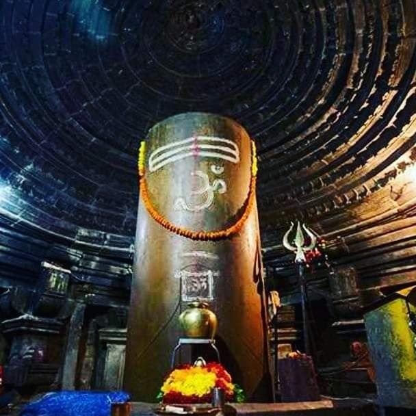 nirgunaady's tweet photo. जो अत्यंत सन्निकटहै, प्रायः वही हमारी दृष्टि से ओझल रह जाता है। यह चैतन्य सत्ता न तो कोलाहल करती है और न ही स्वयं की प्रमाणिकता हेतु कोई बाह्य यत्न; यह तो प्रत्येक श्वास की गति, हृदय के स्पंदन और उस अनंत शून्य अंतराल में व्याप्त है जिसे हम रिक्त समझते हैं। हमारी विडंबना यह है कि हम उस अगम/ इंद्रियों से परे को किसी विशिष्ट स्वरूप, चमत्कार या अलौकिक घटना में अन्वेषित करते हैं, जबकि वह तो प्राकृत में ही अप्राकृत होकर विराजमान है, नूतन सूर्य की प्रथम किरण में, किसी अपरिचित की निश्छल मुस्कान में और अंतर्मन में उमड़ती उस नैसर्गिक शांति में। वह परम तत्व इतना पावन है कि हमारी संकुचित शर्तों में नहीं बंधता और इतना भव्य है कि मानवीय परिभाषाओं में नहीं समाता। जब वह सत्ता सखा रूप धारण करती है, तो जीव को उसके ही पूर्णत्व से साक्षात् करा देती है। वास्तव में, जीवन का माधुर्य तभी प्रस्फुटित होता है जब हम अन्वेषण त्यागकर अनुभूति का आश्रय लेते हैं और ग्रहणाधिकार छोड़कर सरिता के समान प्रवाहित होने लगते हैं। अगम स्तोत्र के भावों के अनुरूप, उस परमात्मा को अनुभव करने हेतु किसी कर्मकांड की नहीं, अपितु केवल किंचित विश्राम और मानसिक स्थिरता की आवश्यकता है। जब हम ठहर जाते हैं, तो प्रत्येक आती जाती श्वास प्रेम के रस से आप्लावित जान पड़ती है।
हे अनंत! मेरी अल्प बुद्धि आपके इस विराट अस्तित्व को शब्दों में बांधने में अक्षम है, क्योंकि आप तो अगणित रूपों, भावों और क्रियाओं में आदि अंत से रहित केवल आप ही हैं। ऐसे सर्वव्यापी चैतन्य पर संशय का कोई स्थान ही कहाँ शेष रहता है?