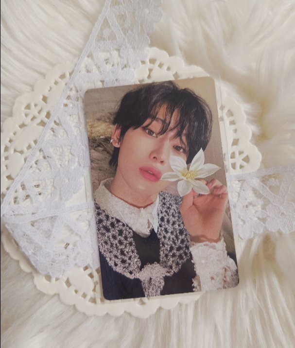 mintyksun's tweet photo. The idol           vs.       The photocard https://t.co/oM0iFzoWJH