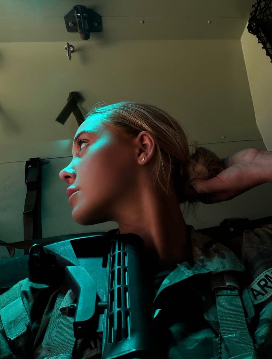 apenas_marques's tweet photo. Serving looks and serving the country at the same time 😮‍💨🖤 https://t.co/Kf0a6xWJB6