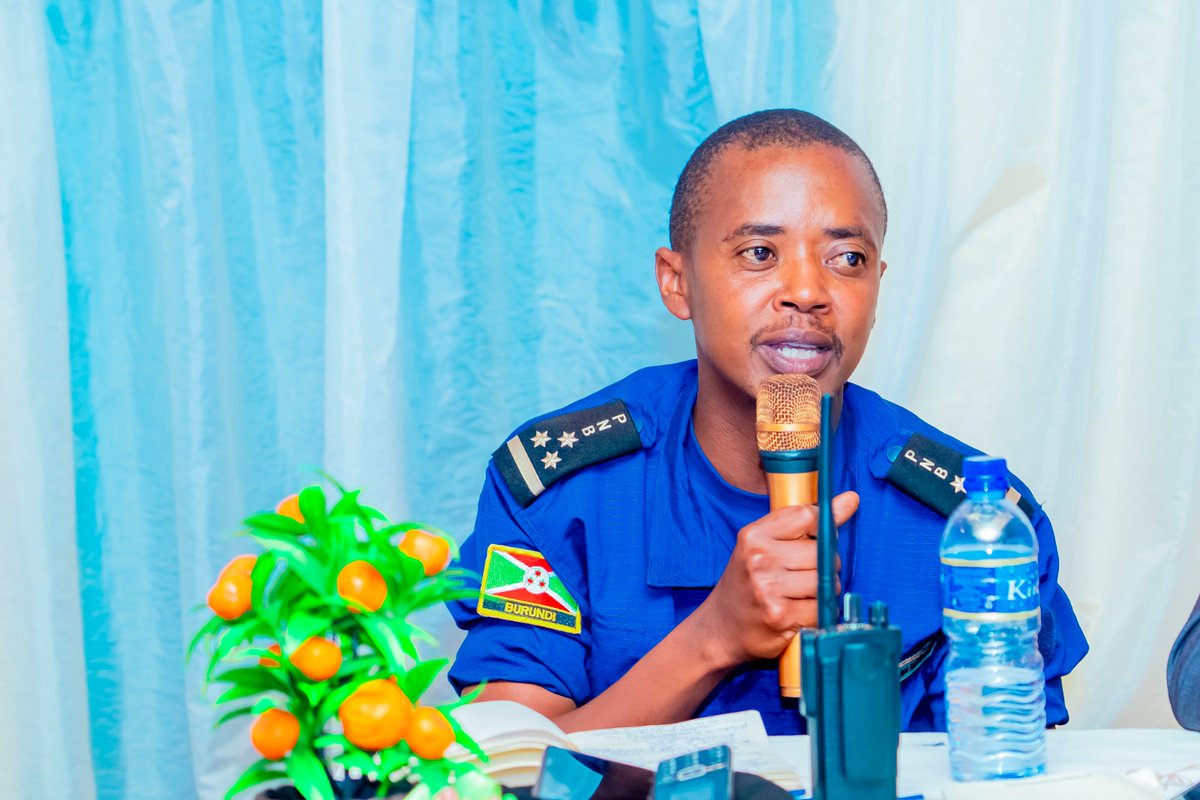 MuyingaCommune's tweet photo. #Buhumuza
#Muyinga
Réuniode sécurité 
En date du 26 mai 2026, l'Administrateur communal Muyinga Hon. MISAGO Amédée a tenu une réunion de sécurité dans la zone Bwasare:
@lutte contre boisson prohibée, @hygiene et assainissement, @developpement familial, @bonne gouvernance https://t.co/gXrVAan3ge