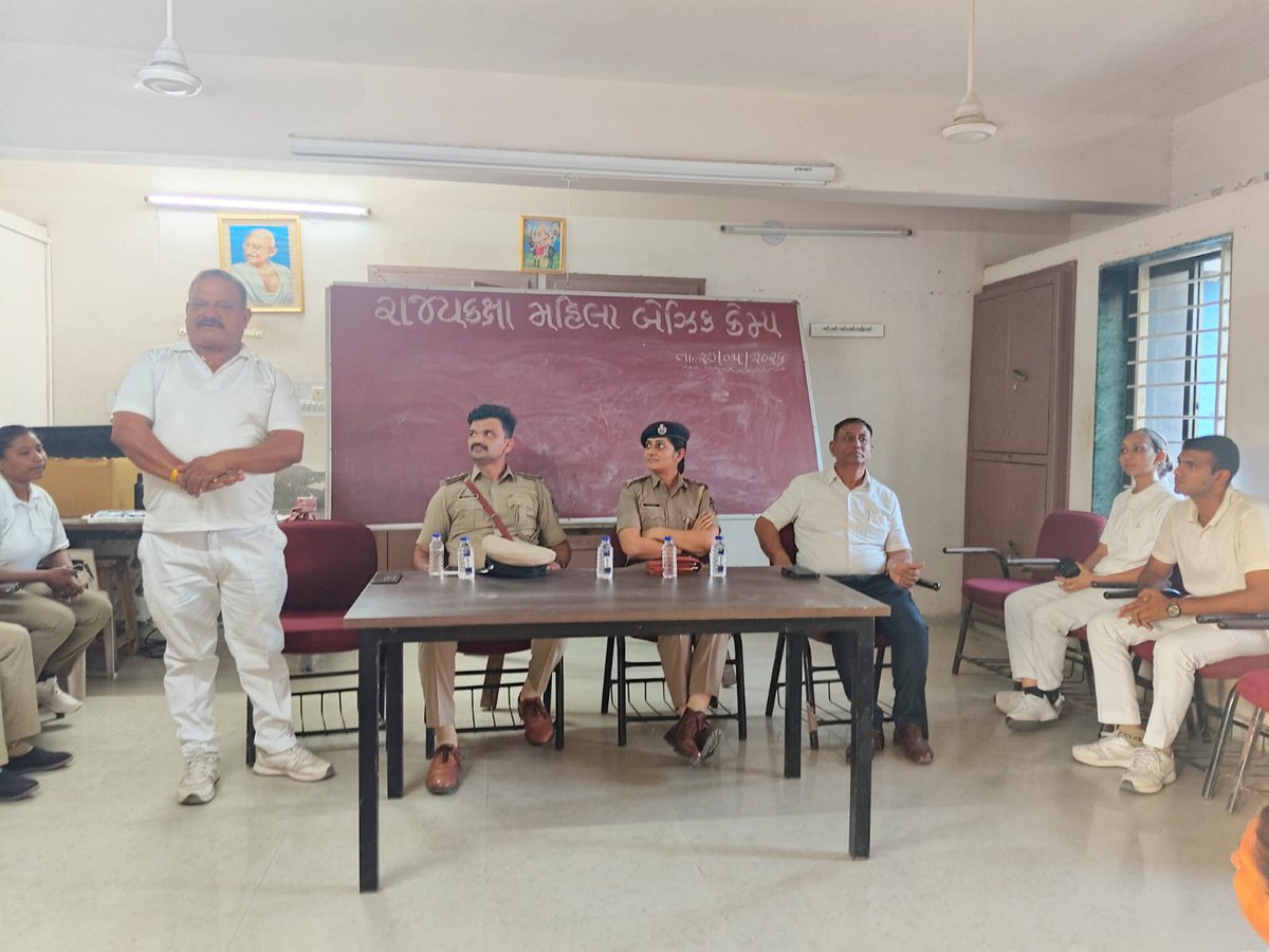 GuardsHome7741's tweet photo. માધવનગર ટ્રેનિંગ સેન્ટર ખાતે તાજેતરમાં ચાલી રહેલ બેઝિક તાલીમ કેમ્પમાંં આમદાવાદ ગ્રામ્ય ના Dysp શ્રી ગૌસ્વામી સાહેબ અને P l શ્રી ગોહિલ સાહેબ તથા ગ્રામ્ય ના જીલ્લા કમાન્ડન્ટ શ્રી વિપુલ દવે સાહેબ નાઓએ સેન્ટર ની મુલાકાત લીધી અને હોમગાર્ડ ની મહિલા નું કામ બિરદાવેલ હતું https://t.co/KLo2aJhUTy