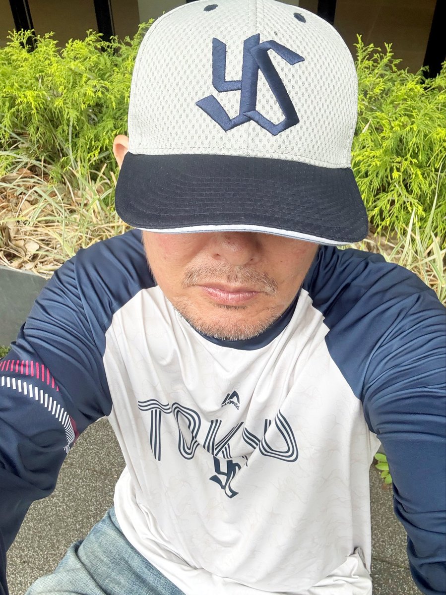 mitsu_colors's tweet photo. スワローズ選手のコスプレしてるw

#燕練習着
#swallowspr 
#jingu_stadiumpr 神宮球場 https://t.co/Fs5aKHAOCo