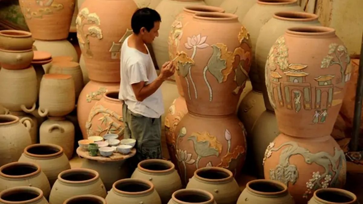 ANuVy0's tweet photo. Bàn tay nghệ nhân khéo léo vẽ nên vẻ đẹp quê hương trên những bình gốm. Tự hào tinh thần dân tộc! ❤️🌿
#LandscapeCapture #LoveVietnam https://t.co/m05rzvpPc1