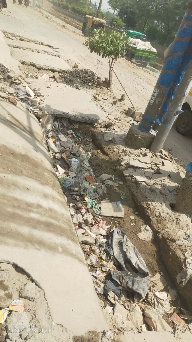 OxyAwaz's tweet photo. @myogiadityanath @myogioffice @gdagzb @dm_ghaziabad @uppwdofficial 
ये विकास कार्य पिछले 15 दिन से चल रहा है। 5 दिन से कम बंद पड़ा हुआ है। रोज़ एक 3500 निवासियों वाला सोसाइटी के सामने जाम लगा रहता है। सोसाइटी से निकलना और घुसना मुश्किल हो गया है। नालिया मलबे से भरी हुईं है। https://t.co/1AYg4E9d1Q