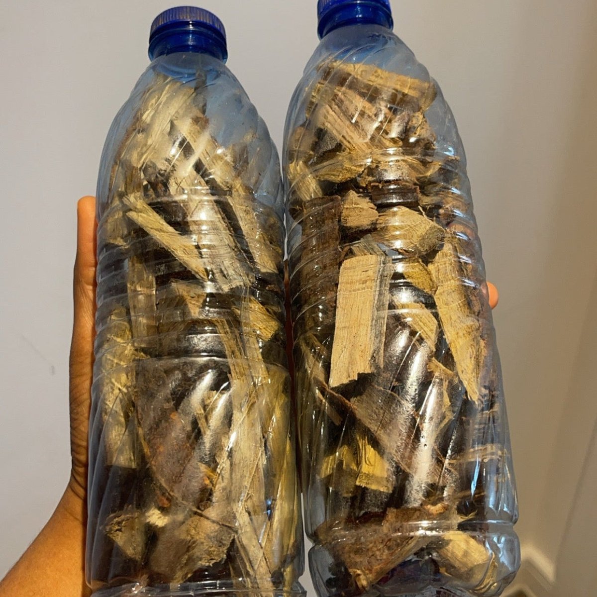 Nrs_Idreeserh's tweet photo. KIDNEY HEALTH & "AGBO" CONCOCTION 

​Before you drink that unverified herbal concoction (agbo) to flush your system or cure infection, read this.

​Your body already has a worldclass, premium flushing system, it’s called your Kidneys and your Liver. They don't need bitter herbs to do their job.

​The problem with these unregulated drinks is that nobody knows the exact dosage, and many are laced with chemicals. 

Medical wards are filled with young Nigerians undergoing dialysis because their kidneys crashed from toxic herbal mixtures. 

Treat your organs with respect. Drink water and leave the flushing to your kidneys.