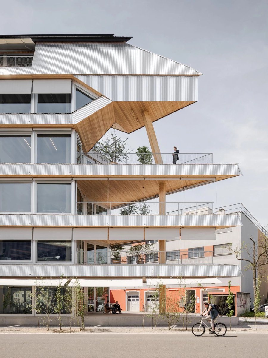 arquitect_viva's tweet photo. Herzog & de Meuron
Oficinas en Mailand-Strasse, Basilea
https://t.co/eZtKjlTfx4
El proyecto replantea el concepto tradicional de campus corporativo mediante una organización vertical capaz de reunir a más de trescientas personas en un único edificio y propone un modelo de trabajo, donde la interacción entre equipos se potencia a través de la arquitectura.
El edificio se inserta en una parcela de geometría irregular en un entorno marcado por el pasado industrial y ferroviario, y se materializa en un basamento de cinco niveles que sostiene una gran cubierta a dos aguas que alberga tres plantas adicionales.