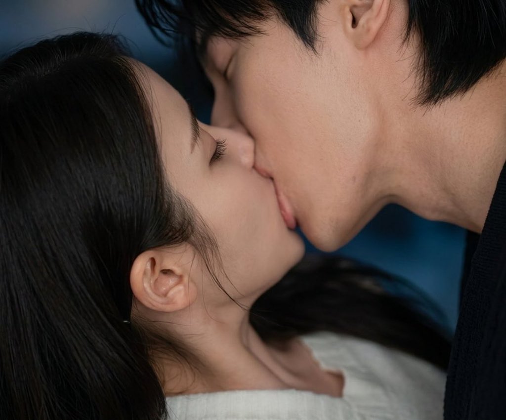 nini_iu's tweet photo. remember when iu’s lips were swollen after hours of kissing scene with byeon wooseok… such an iconic moment #PerfectCrown https://t.co/UAj2VQzsG9