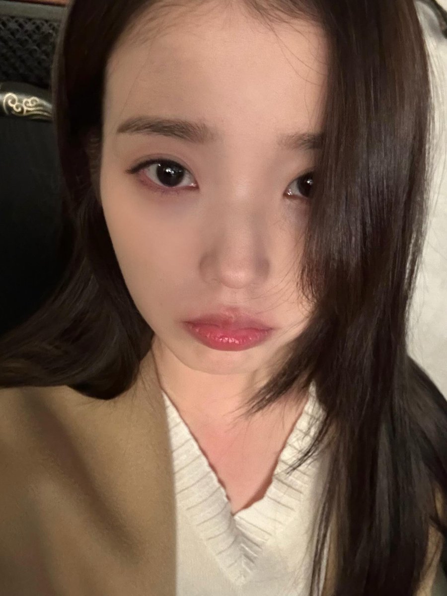 nini_iu's tweet photo. remember when iu’s lips were swollen after hours of kissing scene with byeon wooseok… such an iconic moment #PerfectCrown https://t.co/UAj2VQzsG9