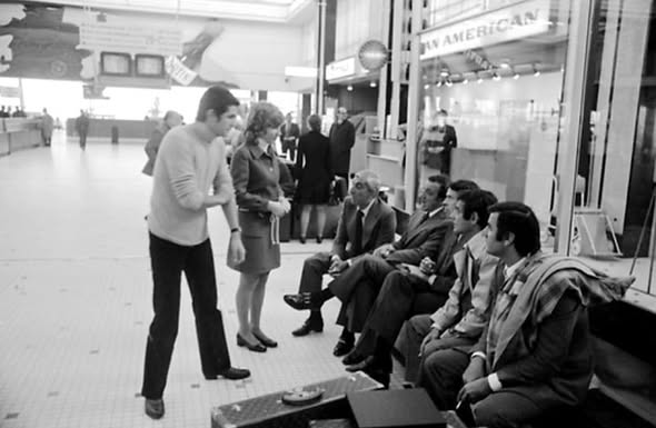 merlinpapin3's tweet photo. #MeilleurPhotodeTournageCulte

Claude Lelouch, Charles Gérard, Lino Ventura, Jacques Brel, Charles Denner, Aldo Maccione  sur le Tournage de L'aventure, c'est l'aventure (1972) de Claude Lelouch

❤️si vous aimez

@FredOL69007 https://t.co/OVf1OnHCIP