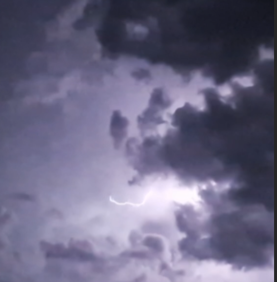 warrenAdrake's tweet photo. Mother Nature sure is beautiful.
Last night's storm/storms over Wiltshire.

Shooting in Raw format and in manual mode.

@Handry_Outlook 
@west_weather 
@fergieweather 
@TheUKStormChase 
@wiltsweather 

#nikon
#lightning
#storms https://t.co/8UIg014yYv