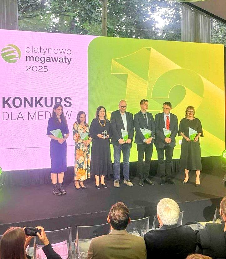 RzecznikPEJ's tweet photo. Jakościowe dziennikarstwo energetyczne ma ogromne znaczenie. Z przyjemnością wsparliśmy więc w @PEJ_PL konkurs „Platynowe Megawaty”.

Gratulacje dla dziennikarki roku K. Wajszczuk oraz laureatów: J. Cydejko, K. Olejniczak, B. Oksińskiej, D. Malinowskiego, I. Sudaka i A. Kublika https://t.co/Yu8sVE9G9J