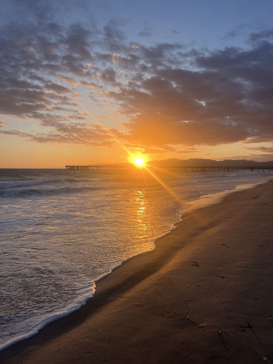 Valerotti's tweet photo. A solid day ender. 
Sweet dreams @discoverLA 
✨ ✨ ✨  #GN #VeniceBeach #MarinaDelRey #TakeTheWalk @Venice_Sunsets 🙏🏼 https://t.co/Bjg3yscvii