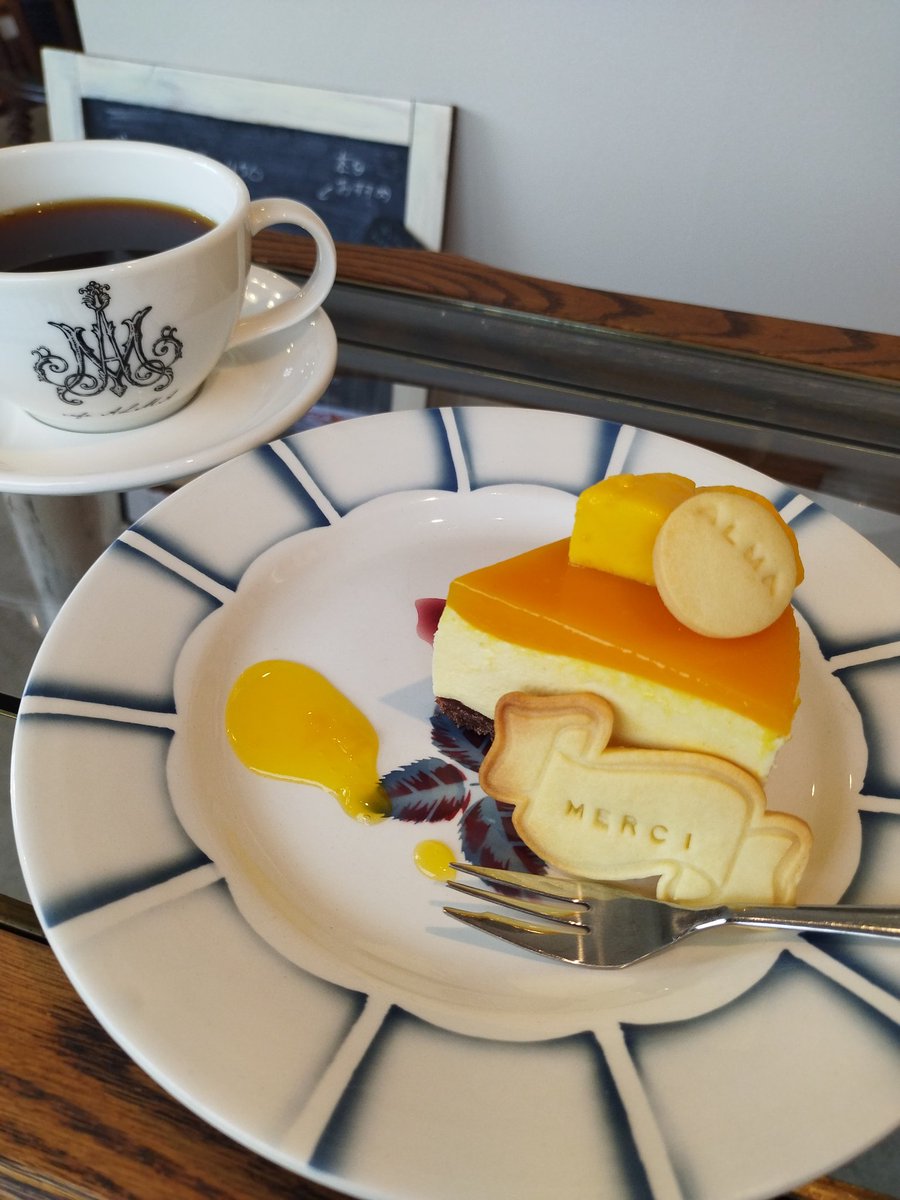 ameri79665872's tweet photo. カフェALMA☕
本日おすすめ　
マンゴーレアチーズケーキ
めっちゃキレイ〜✨👍😄
味も意外とさっぱりしてて美味しい⤴️😆
どのケーキを食べてもいつも美味しいよね～✨
#カフェALMA
#月岡温泉 https://t.co/wzKGIue9lJ