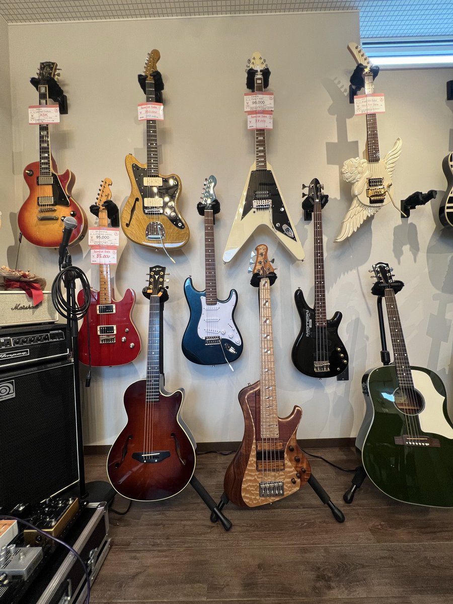 445_factory_01's tweet photo. 延長しているSaleですが、いよいよ今週末日曜日で終了です。
気になる1本ある方はお早めに。
また、5/30 足利ライブハウス大使館で行うオープンマイク＆出張メンテナンス会に写真の10本を持って行きます。
Angel以外は今回のSaleから更に値引きのSpecial Priceで販売させて頂きます。
Gibson Les Payl Custom 1974年
Momose Jazz Master オールコリーナ シンライン
Edwards Flying V Mod
Bill Lawrence Telecaster Mod
SELDER Stratocaster
K.yairi KYF-2
Headway HJ-BUDDY GR
ESP Order Stream 5弦
YAMAHA MB-III PJ
気になる方は是非、会場に起こし下さい。
15時スタートです‼️