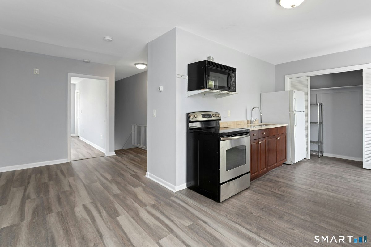SMorrisonRE's tweet photo. 🏡 ACTIVE | 📍 614  Earl Avenue, Bridgeport, CT 06606
💲 2,200 |  🛏  2 bed  🛁  1 bath  📐 748 sq. ft.  | 0.11 acres

https://t.co/1VRbpG3oCe https://t.co/RqtG63n6Vl