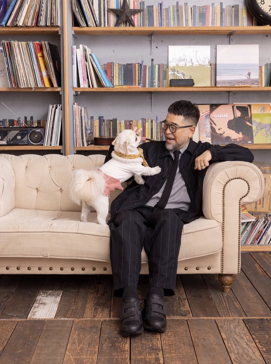__inumoarukeba's tweet photo. 本日発売の #DOGLOVERSPRESS Vol.003

槇原敬之さん（ @Daviechan  ）の特集記事に「犬も歩けば」を紹介していただきました！
槇原さんとむつおさんの夢のコラボも🐕✨

主題歌『夢でよかった』の制作秘話や、愛犬との思い出を語られていて、思わず笑みがこぼれたり胸が熱くなりました…。
ぜひお手に取って読んでみてください！